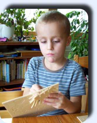 Ausdrücken der Holzbausatz-Teile Kind beim Basteln: Ausdrücken der Holzbausatz-Teile