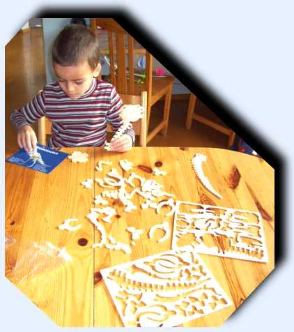 Holzbausätze basteln Schritt 3 - Teile sortieren Holzbausätze basteln - Puzzleteile sortieren